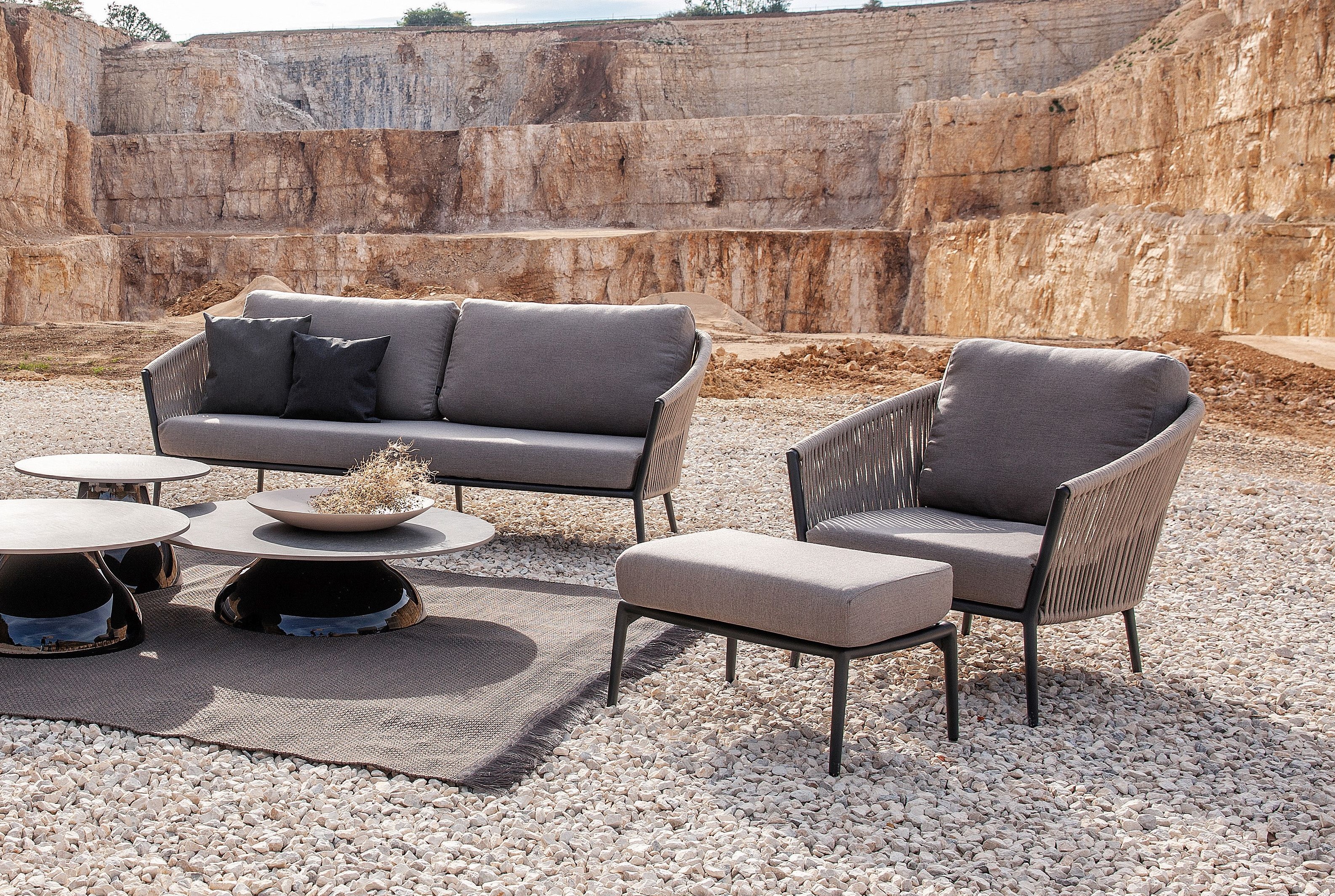 Lounge Sessel Cosmo mit Hocker